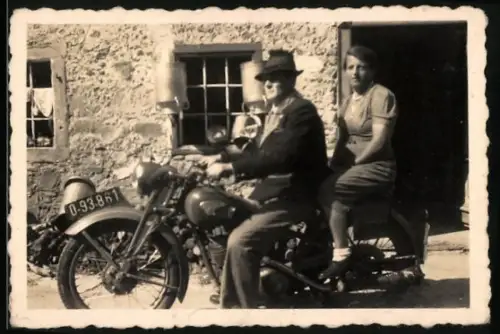 Fotografie Motorrad Ardie, Paar sitzt auf Krad Kennzeichen Österreich