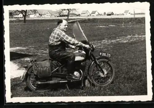 Fotografie Motorrad Puch, Kradfahrer mit Kennzeichen Wien