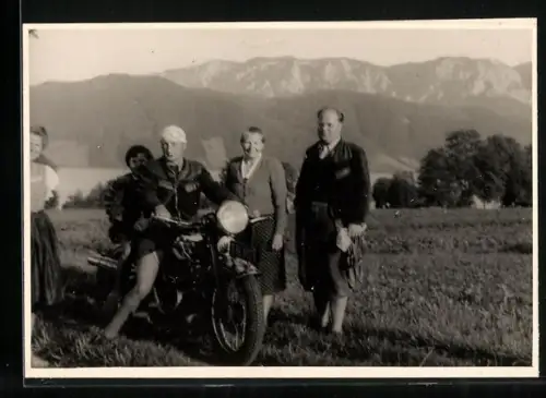 Fotografie Poehlke, Kettwig, Motorrad Puch GS, Kradfahrer mit Schutzbrille und Haube