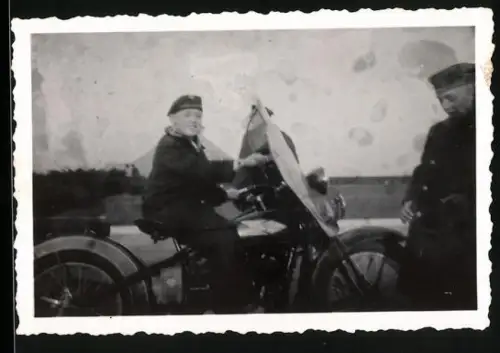 Fotografie Motorrad, Knabe in Marineuniform auf Krad sitzend