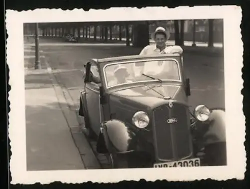 Fotografie Auto DKW Cabrio, Autofahrer im Cabriolet stehend