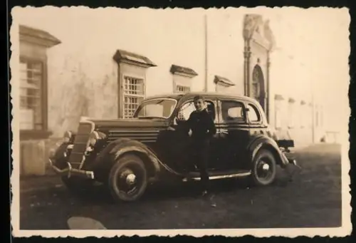Fotografie Auto Ford, Knabe neben Limousine stehend 1937