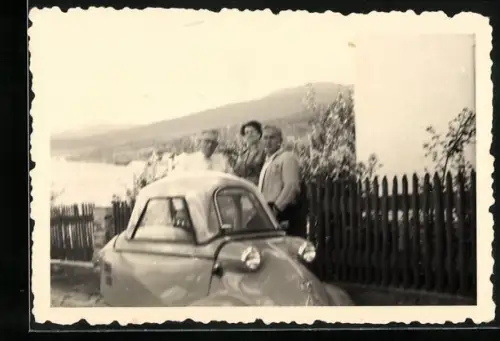 Fotografie Auto Messerschmitt Kabinenroller, stolze Familie und Kleinstwagen