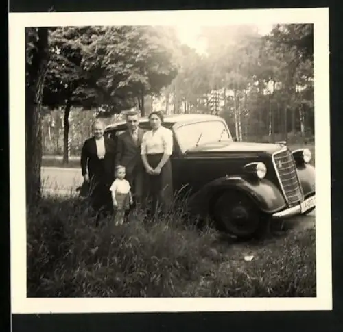 Fotografie Auto Opel Super 6, stolze Familie nebst Limousine