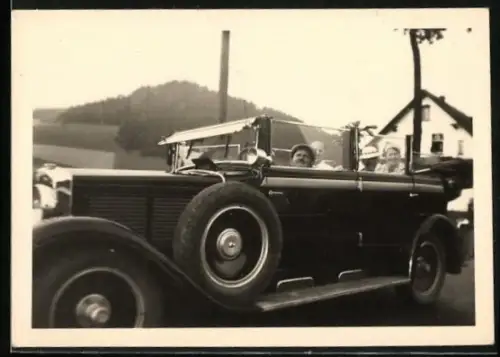 Fotografie Auto Cabriolet, Ausflugsgesellschaft im luxoriösen offenen Reisewagen