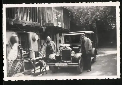 Fotografie Auto Opel, Männer schrauben im Motorraum des PKW's herum