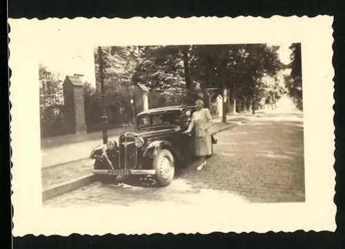 Fotografie Auto Adler, elegante Dame neben Limousine mit Kennzeichen Berlin