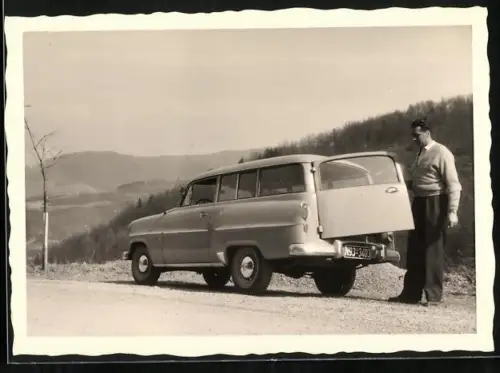 Fotografie Wesermüller, Hildesheim, Auto Opel Olympia Rekord Caravan, Fahrer an der offenen Tür des Kombi