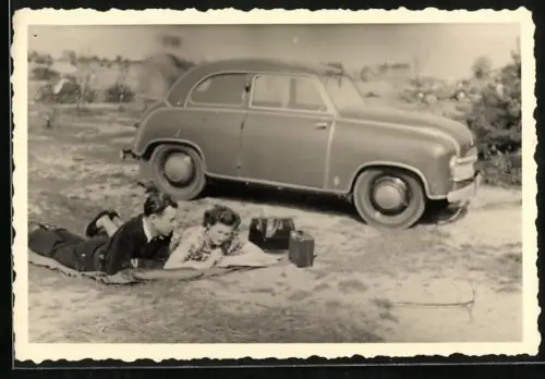 Fotografie Auto Lloyd, Paar mit PKW am Blauen See bei Hannover