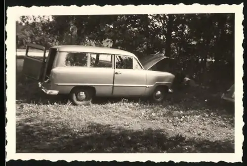 Fotografie Auto Ford Taunus Kombi, PKW am Waldrand