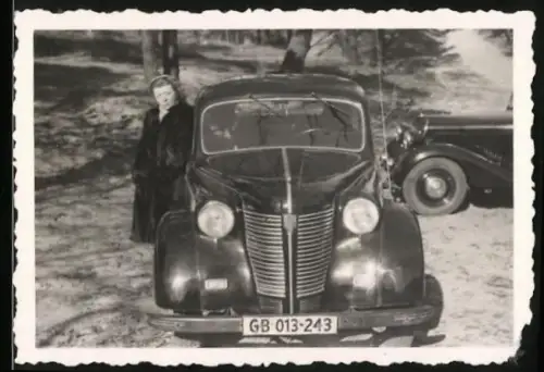 Fotografie Auto Opel, Dame mit Pelzmantel nebst PKW Kennzeichen Berlin