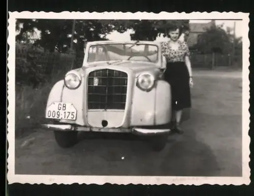 Fotografie Auto Opel Olympia, Hausfrau neben PKW stehend