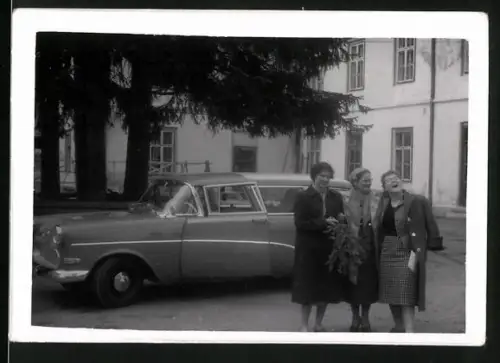 Fotografie Auto Opel Rekord Caravan, fröhliche Damen nebst PKW
