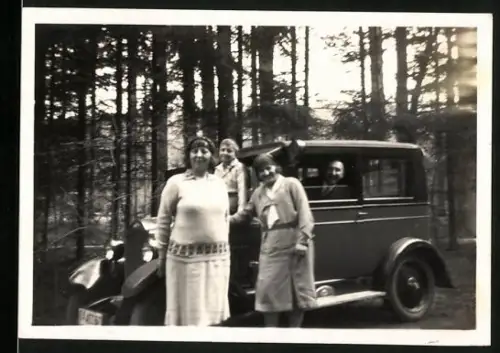 Fotografie Auto Opel, Bursche & Hausfrauen mit PKW