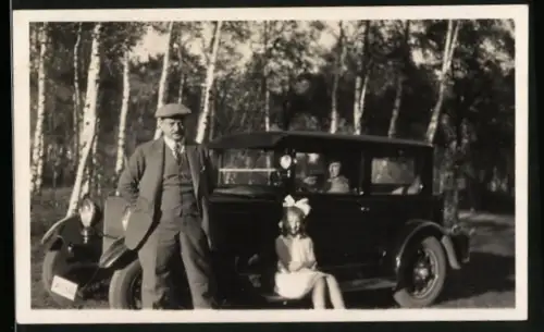 Fotografie Auto Mercedes Benz, Mädchen mit Haarschleife auf Trittbrett sitzend