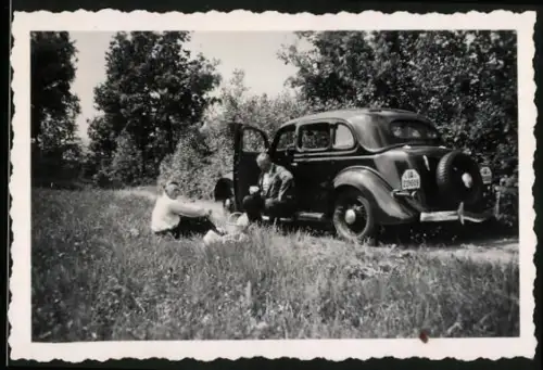 Fotografie Auto Opel, Männer machen Rast mit PKW Kennzeichen Berlin