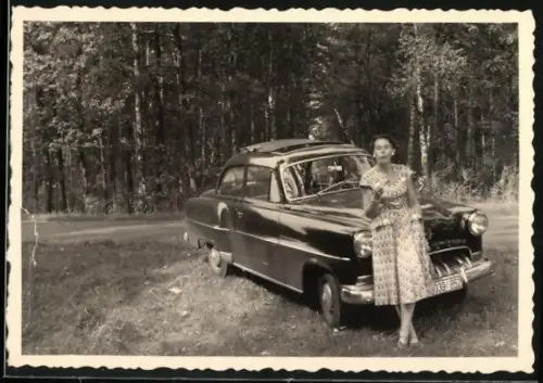 Fotografie Autob Opel, junge Frau vor PKW mit Faltdach stehend