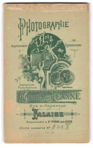 Fotografie Camille Jeanne, Falaise, Rue d`Argentan, drei Engel mit Plattenkamera über Anschrift des Atelier