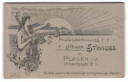 Fotografie Atelier Strauss, Plauen i.V., Albertplatz 12, Frau mit Fackel über der Schulter betrachtet Sonnenaufgang