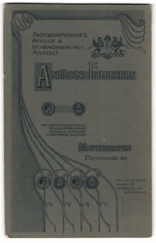 Fotografie Anton Ebner, Mattighofen, Postgasse 117, kgl. Wappen mit Monogramm des Fotografen über Anschrift des Atelier