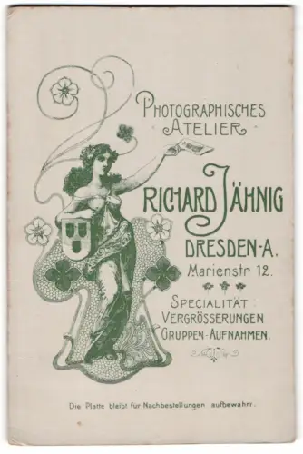 Fotografie Richard Jähnig, Dresden-A, Marienstr. 12, Frau im Kleid hält Fotografie hoch, florale Verzierung