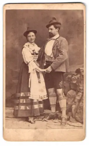 Fotografie Otto Reitmayer, München, Kaufinger-Strasse 9, Paar in traditioneller Tracht