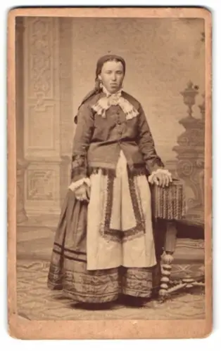Fotografie Joh. Laifle, Regensburg, Kehrmanger Nr. 2, Porträt einer Frau in traditioneller Kleidung