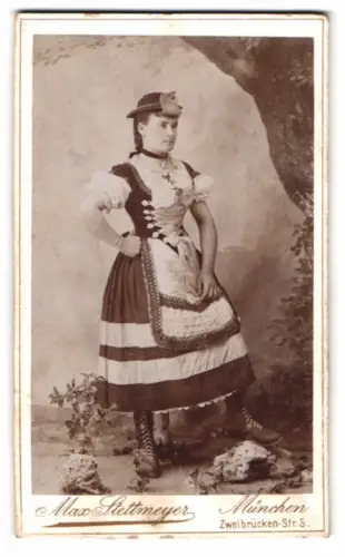 Fotografie Max Stettmeyer, München, Zweibrücken-Str. 5, Frau Maria Bader in traditioneller Tracht, Dirndl