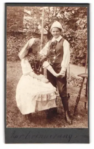 Fotografie unbekannter Fotograf und Ort, Zwei junge Frauen in Tracht & als deutscher Michel
