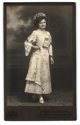 Fotografie Ernst Rudolph, Hof i. B., Lorenzstrasse 3, elegante Dame in besticktem Kleid