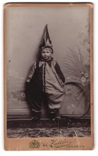 Fotografie U. Zattler, Landshut i. B., Ländstr. 12, Knabe Hermann Rub im Clownskostüm
