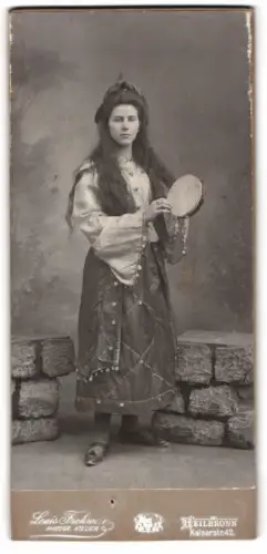 Fotografie Louis Frohwein, Heilbronn, Kaiserstr. 42, junge Frau Frida Seitz mit Tamburin als Vagabundin, Fasching