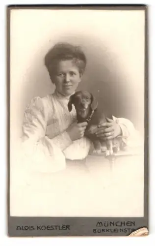 Fotografie Alois Koestler, München, Bürkleinstrasse 10, Frau mit ihrem Dackel