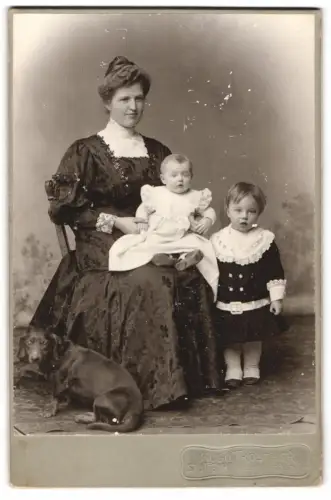 Fotografie Hugo Tröscher, Stuttgart, Hauptstätterstrasse 66, Mutter mit Kindern und dickem Dackel