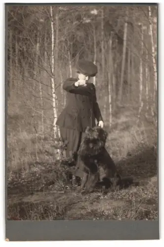 Fotografie unbekannter Fotograf und Ort, Frau Marg. Wolff mit Neufundländer Nero beim Hundetraining