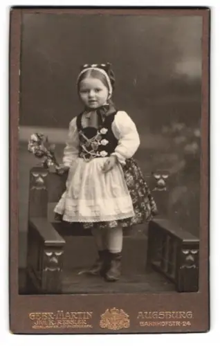 Fotografie Gebr. Martin, Augsburg, Bahnhofstr. 24, Mädchen in traditioneller Tracht