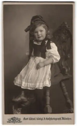 Fotografie Karl Lützel, München, Augustenstrasse 16, Portrait eines Kindes in traditioneller Tracht