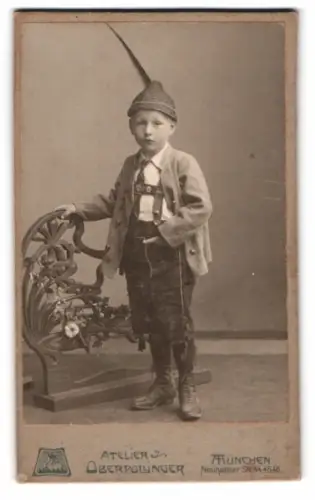 Fotografie Atelier Oberpollinger, München, Neuhauser Strasse 44, CDV eines Jungen in Tracht mit Lederhose