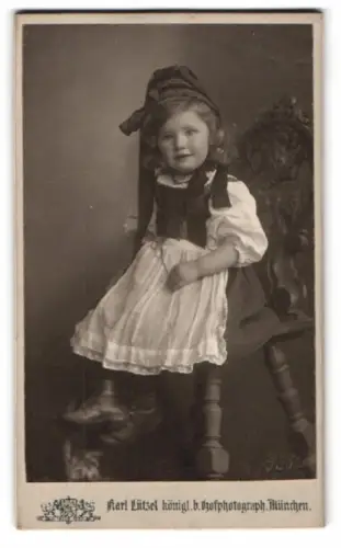 Fotografie Karl Lützel, München, Augustenstrasse 16, Portrait eines jungen Mädchens in traditioneller Tracht