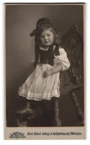 Fotografie Karl Lützel, München, Augustenstrasse, Porträt eines jungen Mädchens in traditioneller Tracht