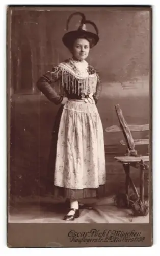 Fotografie Oscar Pöckl, München, Kaufingerstr. 21, Frau in traditioneller Tracht