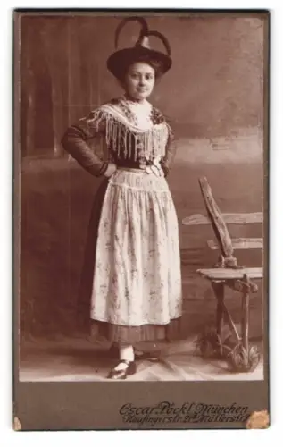 Fotografie Oscar Pöckl, München, Kaufingerstr. 21, Frau in traditioneller Tracht