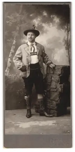 Fotografie A. Koestler, München, Bürklein Str. 10, Mann in traditioneller Tracht