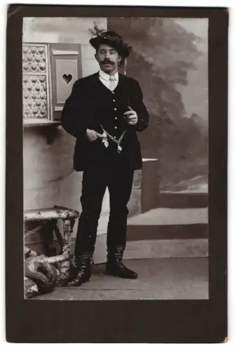 Fotografie unbekannter Fotograf und Ort, Mann mit traditioneller Kleidung und Zigarre