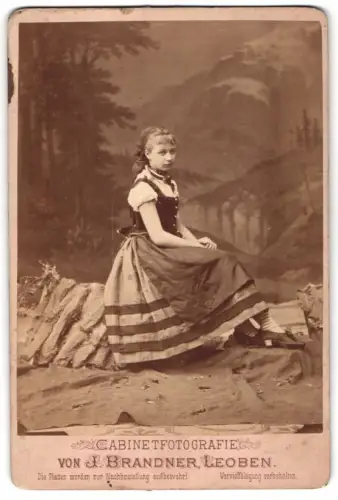 Fotografie J. Brandner, Leoben, Kabinett Fotografie eines jungen Mädchens in traditioneller Tracht