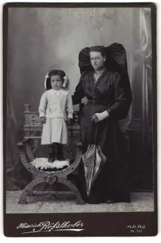Fotografie Heinrich Rösslhuber, Haag am Hausbruck, Mutter mit Kind und Regenschirm in Tracht