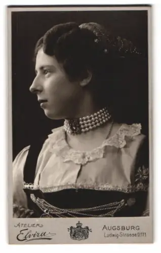 Fotografie Atelier Elvira, Augsburg, Ludwigstrasse 171, Profilansicht einer Frau Klara in Tracht mit Perlenschmuck, 1905