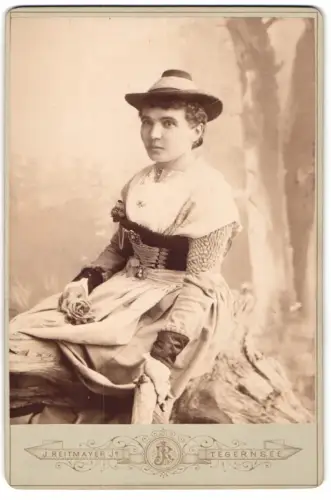 Fotografie J. Reitmayer Jr., Tegernsee, Kabinettporträt einer Dame im Trachtenkleid