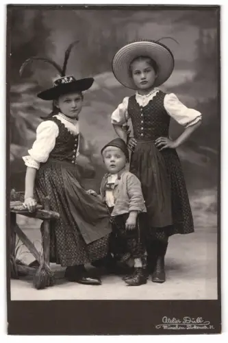 Fotografie Atelier Drüll, München, Fürstenstrasse 31, Kinder in Tracht mit Hüten