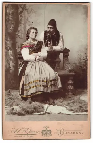 Fotografie Ad. Hofmann, Würzburg, Büttnergasse 2, Frau und Mann in Traditioneller Trachten, Koloriert